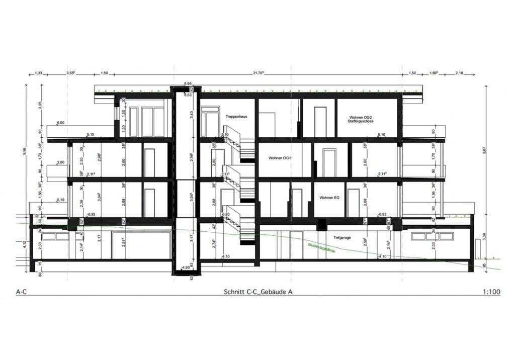 Gebäudeschnitt C–C des Mehrfamilienwohnhauses in Burgstetten mit Staffelgeschoss, Obergeschoss, Erdgeschoss, Tiefgarage und zentralem Treppenhaus.